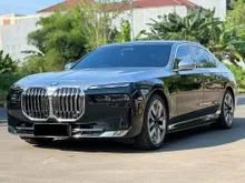 2023 BMW i7 0.0 xDrive60 Gran Lusso Sedan Black on Black Odo 2 Rbuan (TERMURAH)