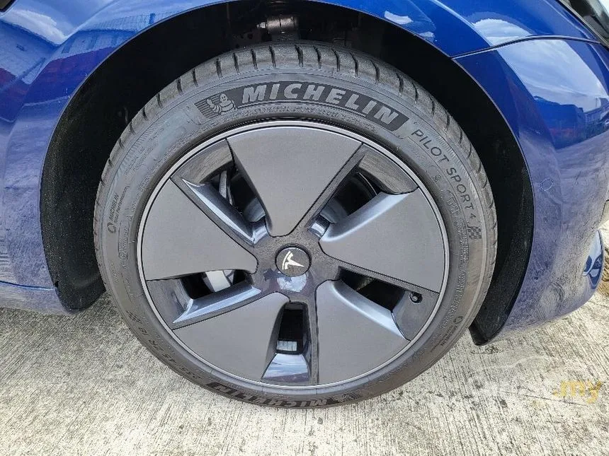 2022 tesla model 3 standard range tire size