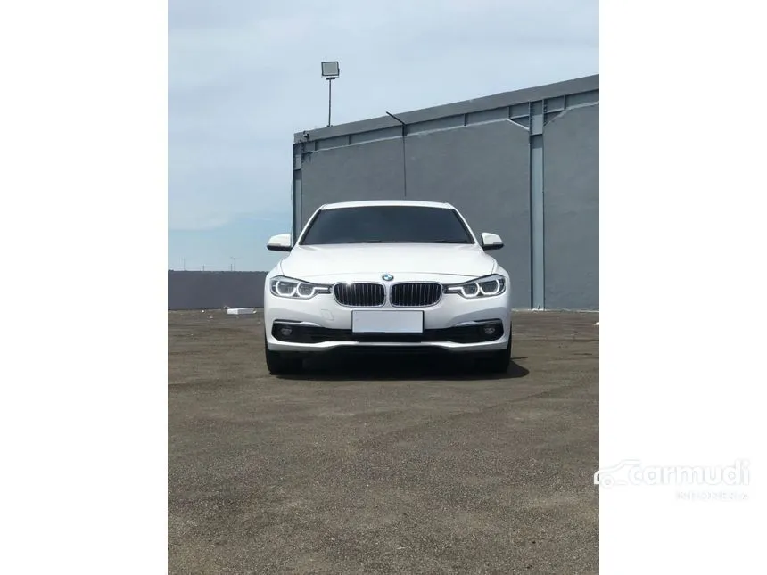 2018 BMW 320i Luxury Sedan