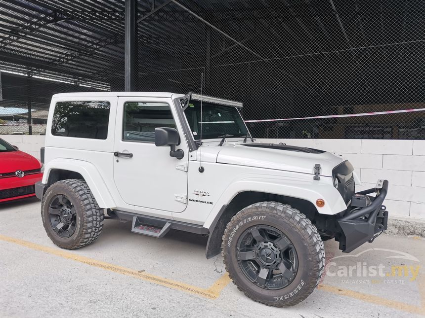 beige jeep wrangler