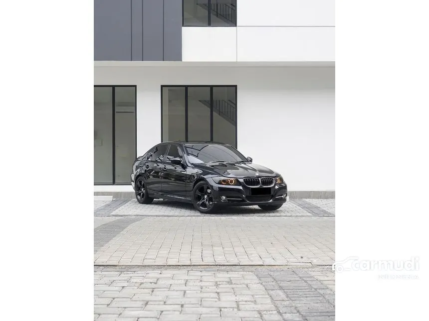 2012 BMW 320i Luxury Sedan