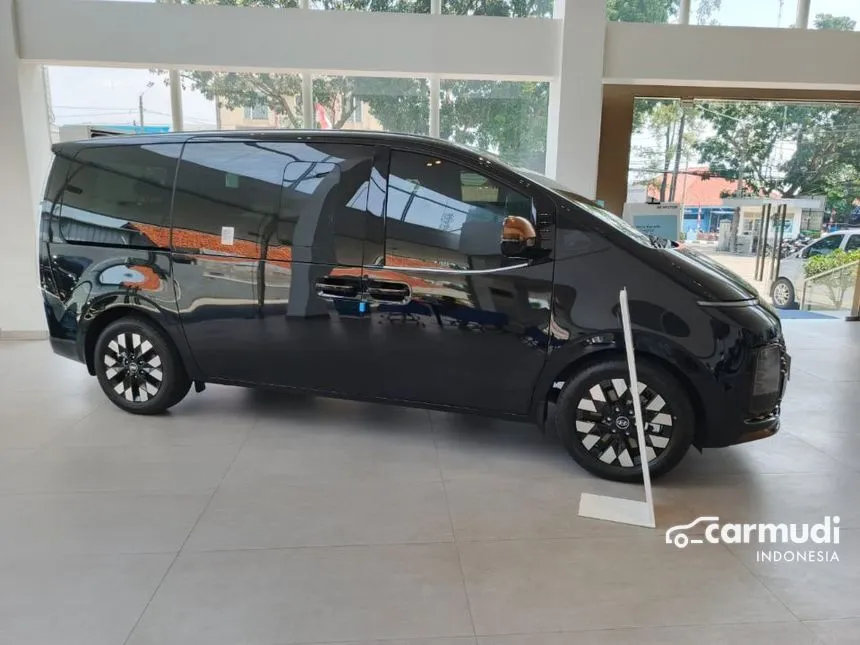 Jual Mobil Hyundai Staria 2024 Signature 7 2.2 di Jawa Barat Automatic Wagon Hitam Rp 1.020.000.000