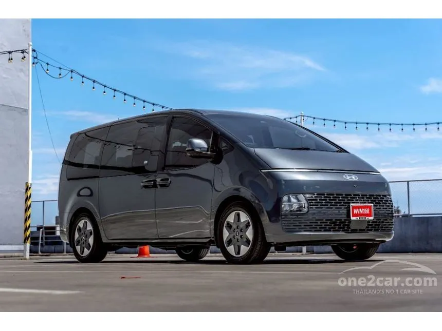 2022 Hyundai Staria SEL Van