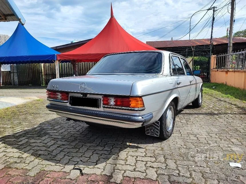 1984 Mercedes-Benz 200 Sedan