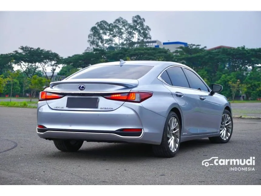 2022 Lexus ES 300h Ultra Luxury Sedan
