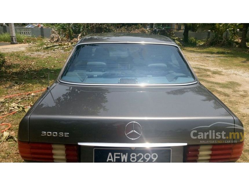 1992 Mercedes-Benz 300SE Sedan