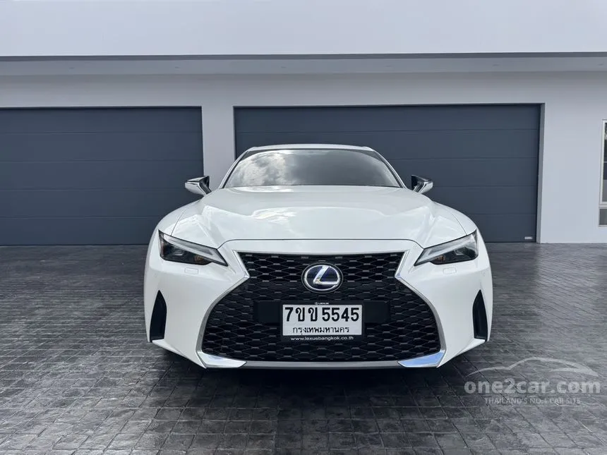 2022 Lexus IS300h Luxury Sedan
