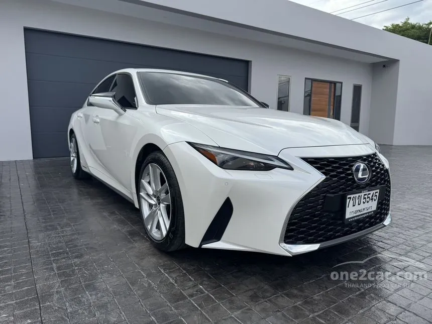 2022 Lexus IS300h Luxury Sedan