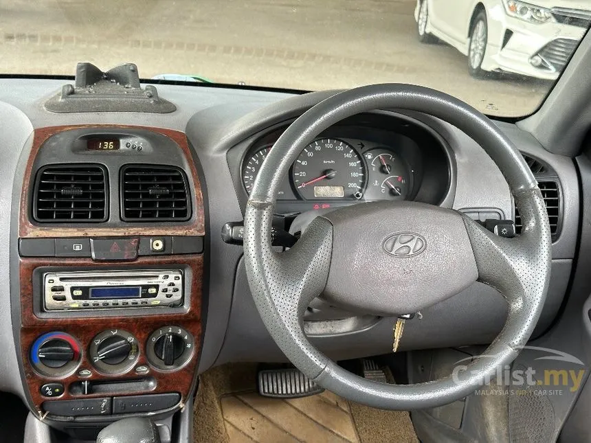 2004 Hyundai Accent Sedan
