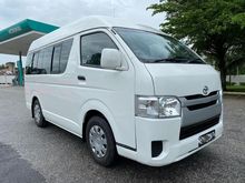 Toyota Hiace 2.5 Window Van ENHANCED FACELIFT MODEL GREEN ENGINE DIESEL