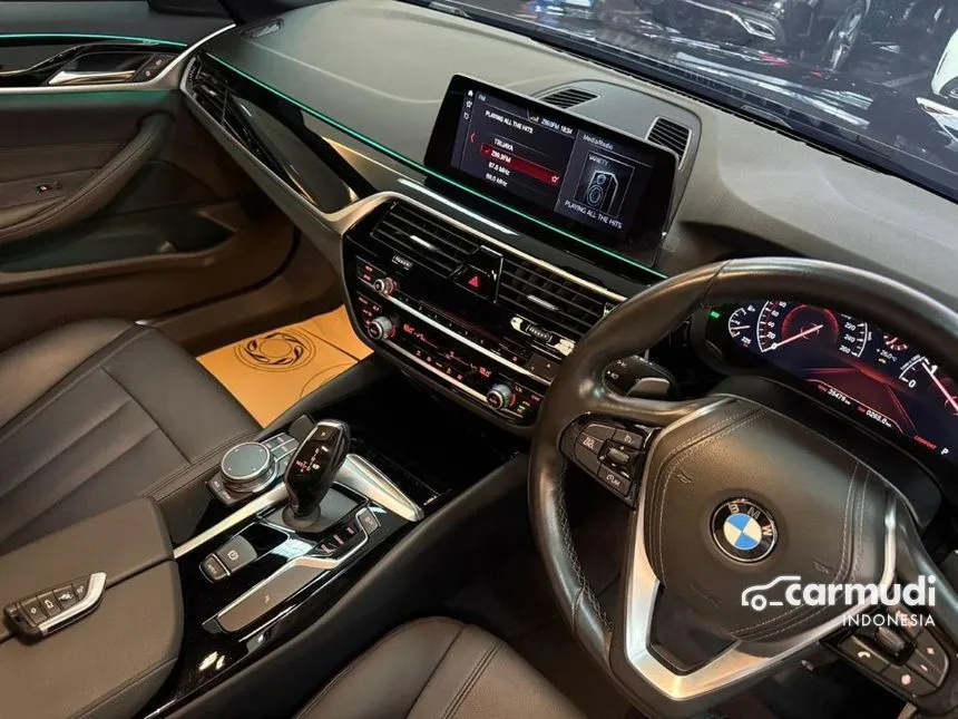 2019 BMW 520i Luxury Sedan