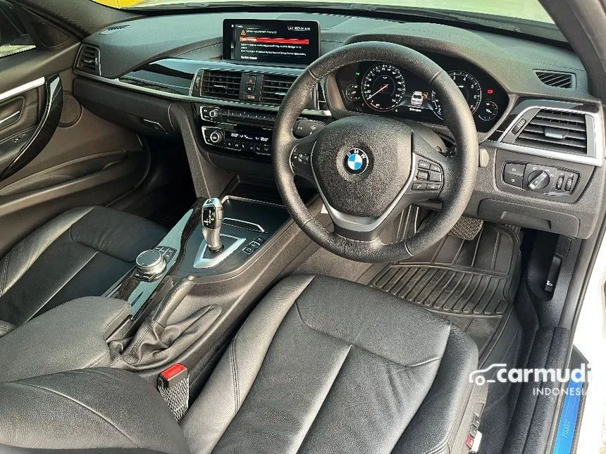 2018 BMW 320i Luxury Sedan