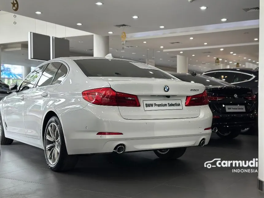 2020 BMW 520i Luxury Sedan
