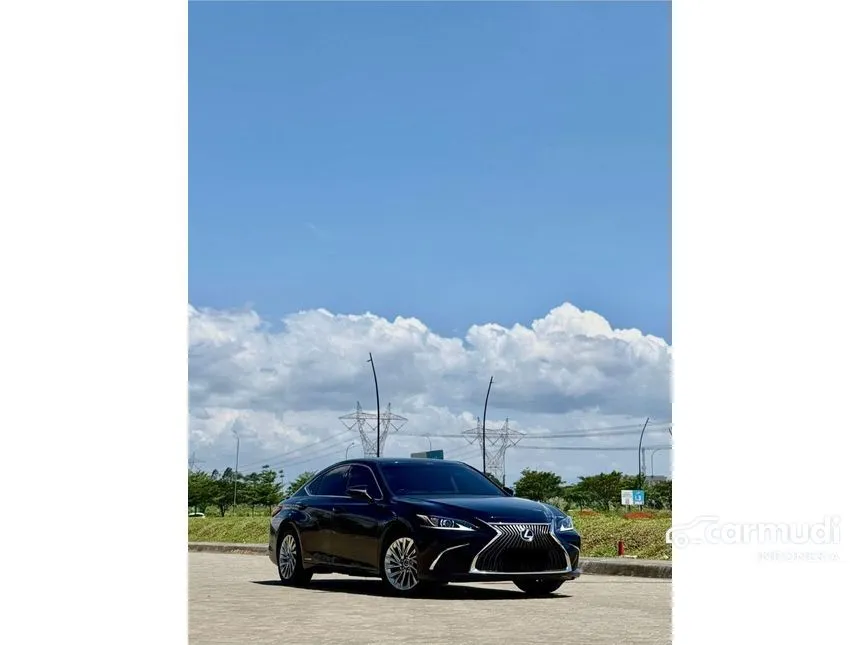 2021 Lexus ES 300h Ultra Luxury Sedan