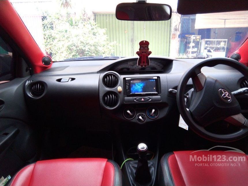 2013 Toyota Etios Valco E Hatchback