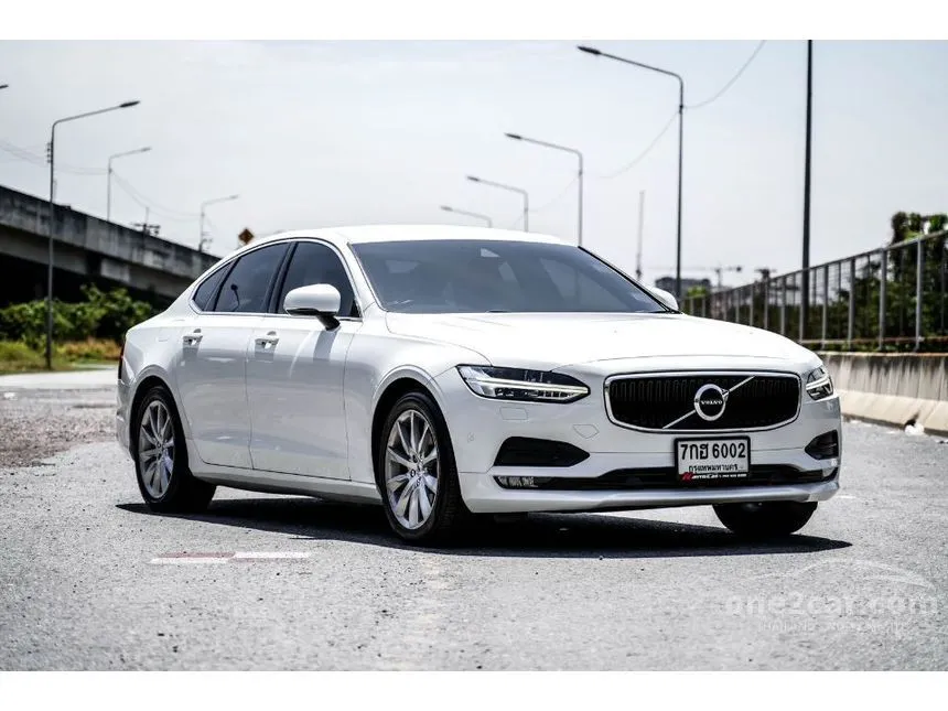 2018 Volvo S90 D4 Momentum Sedan