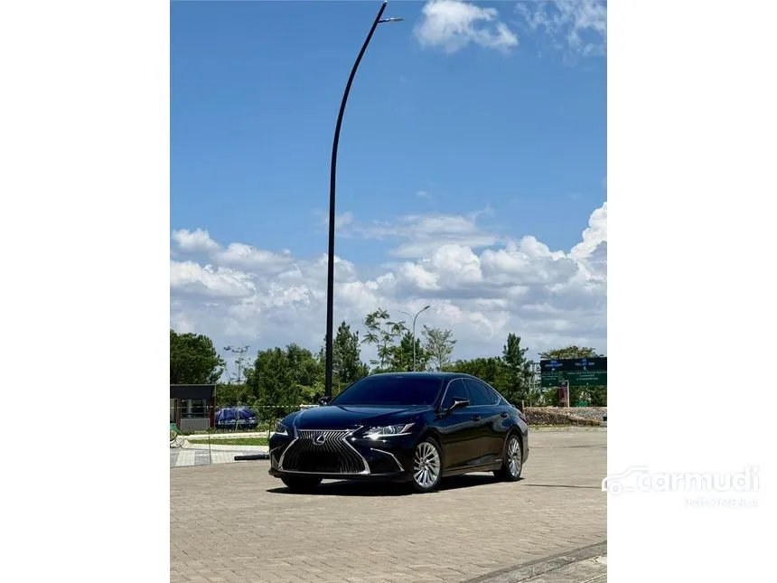 2021 Lexus ES 300h Ultra Luxury Sedan