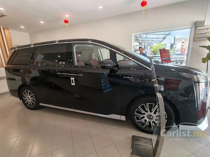 2025 GAC M8 Luxury MPV