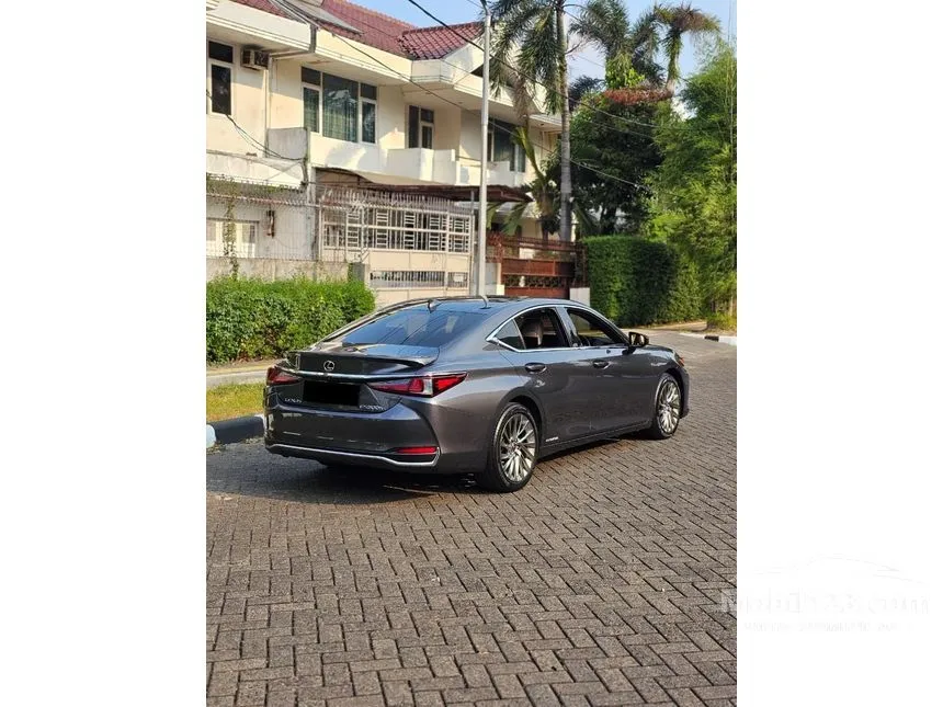 2022 Lexus ES 300h Ultra Luxury Sedan