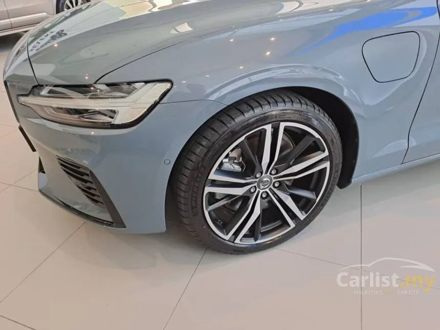 2022 Volvo S60 Recharge T8 R-Design Sedan