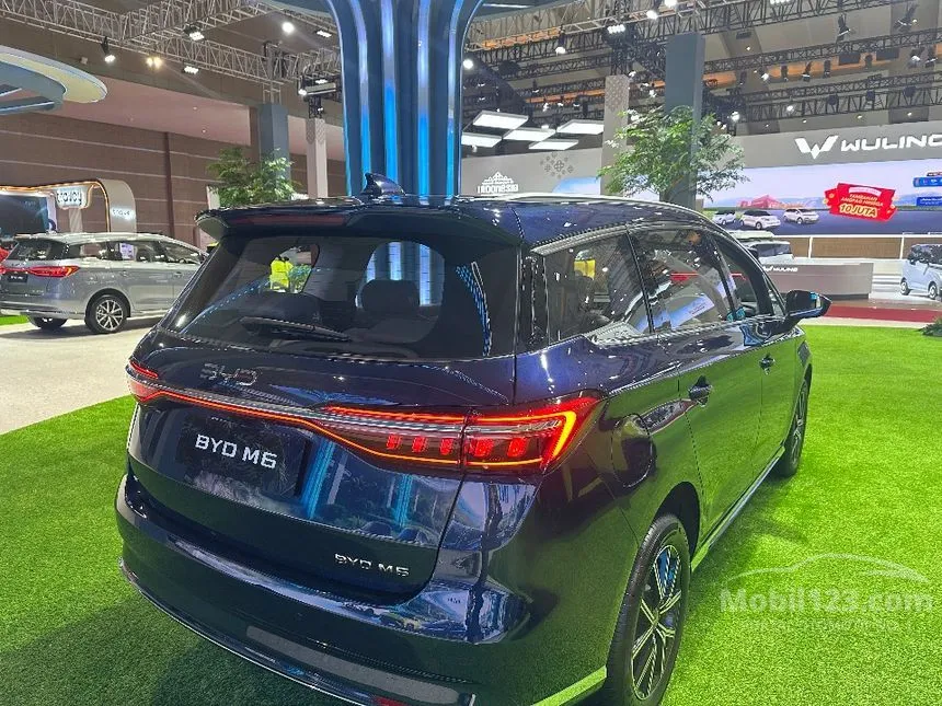 2025 BYD M6 Superior Captain 6 Seater MPV