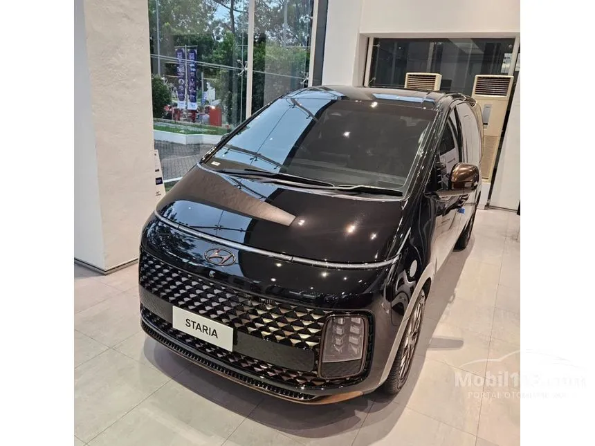 Jual Mobil Hyundai Staria 2024 Signature 7 2.2 di Jawa Barat Automatic Wagon Hitam Rp 1.000.000.000