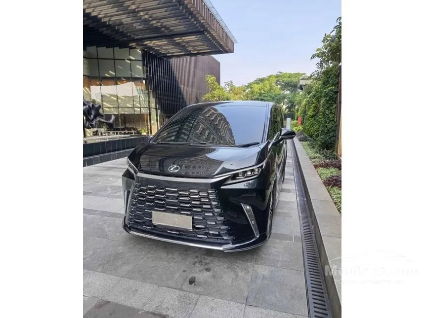 2023 Lexus LM 350h 7 Seater MPV