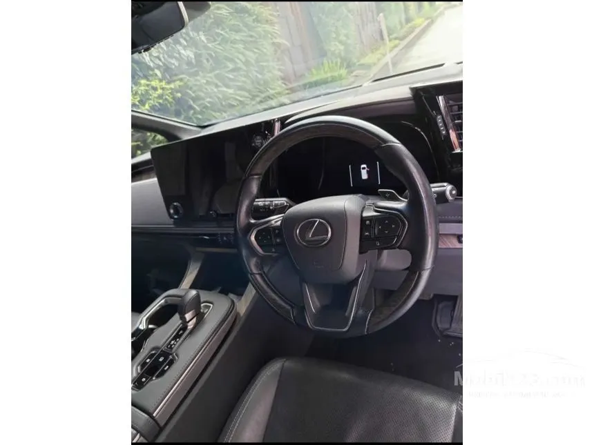 2023 Lexus LM 350h 7 Seater MPV
