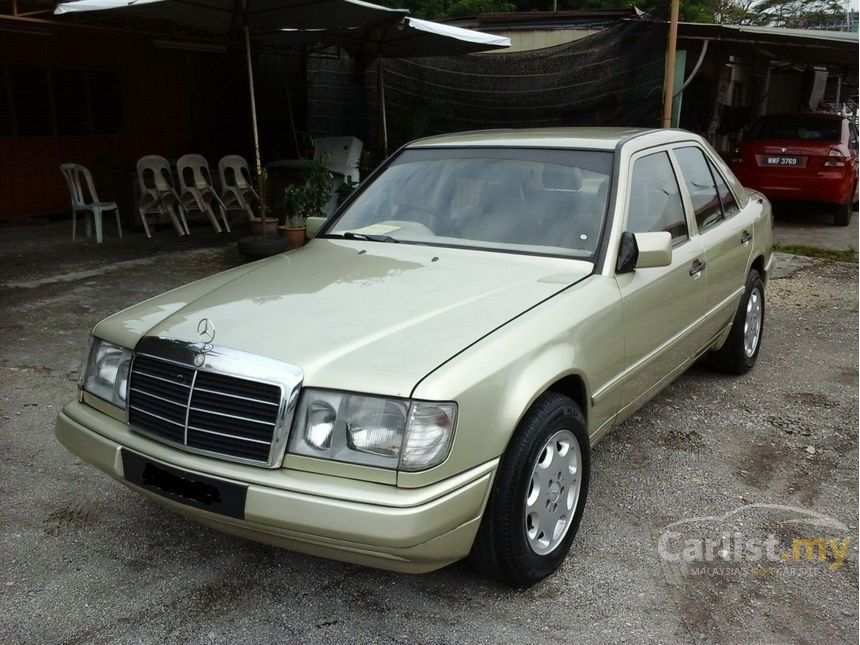 Mercedes-Benz 260E 1986 in Kuala Lumpur Automatic Gold for 