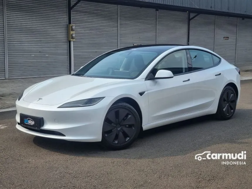 2025 Tesla Model 3 Standard Range Sedan