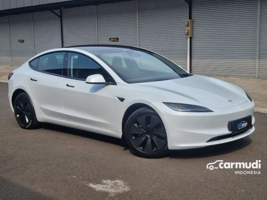 2025 Tesla Model 3 Standard Range Sedan