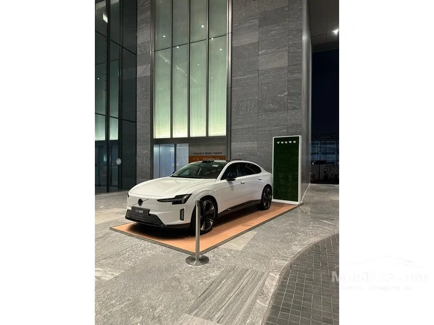 2025 Volvo EX40 SUV