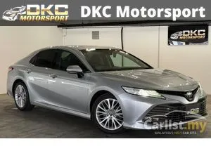 2019 Toyota Camry 2.5 V Sedan / LED PROJECTOR HEADLAMPS / LED DAYTIME RUNNING LIGHTS / PUSH START BUTTON / DRIVER MEMORY SEAT / REVERSE CAMERA / ABS /