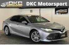 2019 Toyota Camry 2.5 V Sedan / LED PROJECTOR HEADLAMPS / LED DAYTIME RUNNING LIGHTS / PUSH START BUTTON / DRIVER MEMORY SEAT / REVERSE CAMERA / ABS /