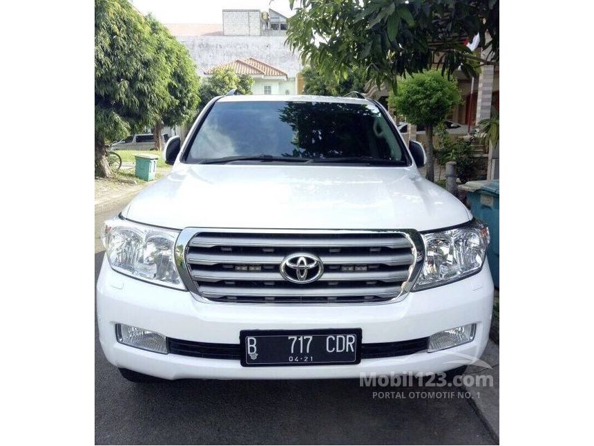 Jual Mobil  Toyota Land  Cruiser  2011 V8 D 4D 4 5 Automatic 